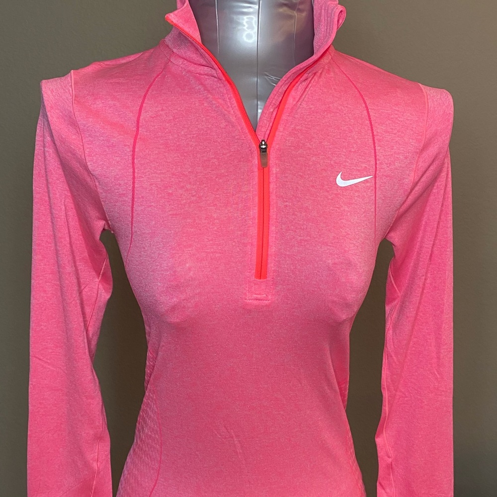 Fitted Nike lightweight top